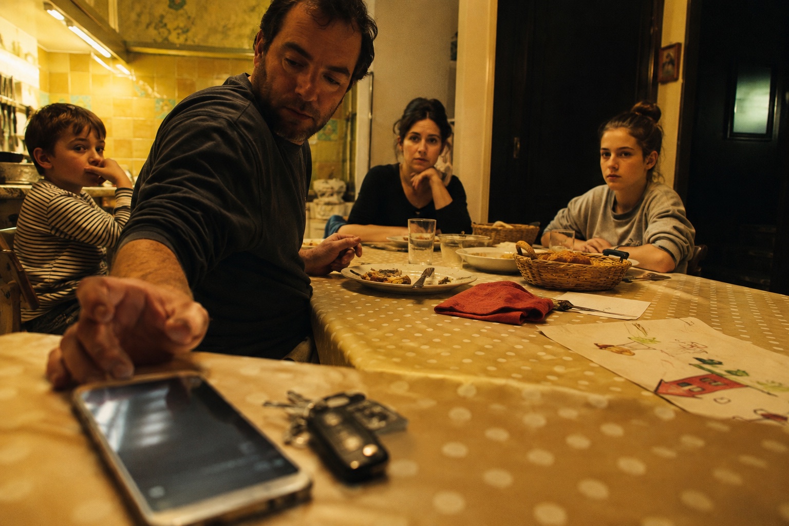 Illustration éditoriale d’un téléphone qui coupe un dîner